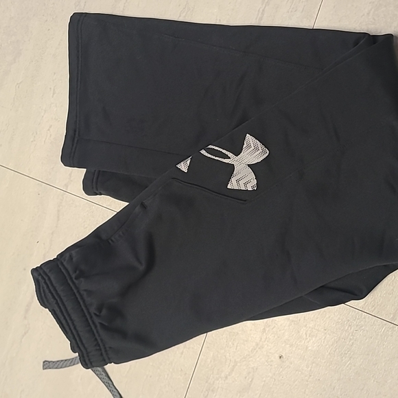 Under Armour Other - Under Armour Sweat Pants all black with Gray logo Youth Large Boys